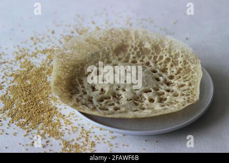 Trichter aus Füchsschwanzmilchetten. Eine experimentelle Version eines beliebten Kerala-Tellers namens Appam. Aufgenommen auf weißem Hintergrund. Stockfoto