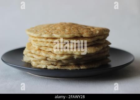 Reispfannkuchen aus Milchmehl mit Fuchsschwanz. Eine experimentelle Version eines beliebten Kerala-Tellers namens Kallapam. Aufgenommen auf weißem Hintergrund. Stockfoto