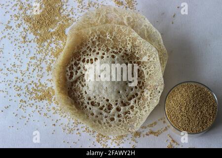 Trichter aus Füchsschwanzmilchetten. Eine experimentelle Version eines beliebten Kerala-Tellers namens Appam. Aufgenommen auf weißem Hintergrund. Stockfoto