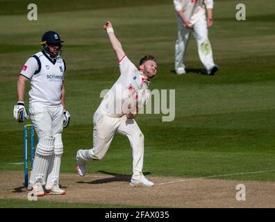 Edgbaston, Birmingham, Großbritannien. April 2021. Sam Cook von Essex beim Bowling in einem LV= Insurance County Championship-Spiel zwischen Warwickshire und Essex. Quelle: Nigel Parker/Alamy Live News Stockfoto