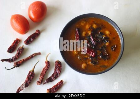 Chana Masala ist ein Gericht aus dem indischen Subkontinent. Der Hauptbestandteil ist eine Vielzahl von Kichererbsen, die Chana oder schwarze Kichererbsen genannt werden. Aufgenommen Stockfoto