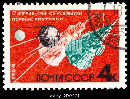 Russland - UM 20. Juni 1964: Eine Marke, gedruckt von Anniv des Kosmonauten-Tages UdSSR MOSKAU, : EINE in der UdSSR (Russland) gedruckte Marke zeigt die ersten Sputniks, Stockfoto