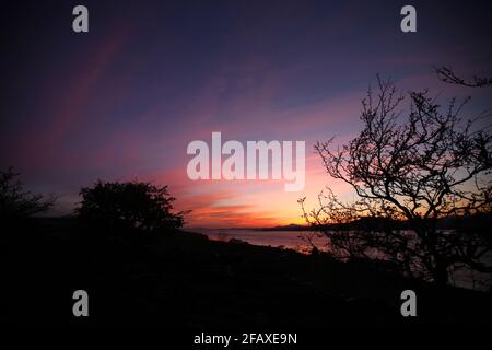 Sonnenuntergang über der Küste von West Wales, Großbritannien Stockfoto