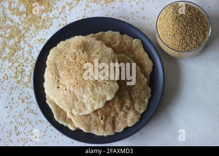 Reispfannkuchen aus Milchmehl mit Fuchsschwanz. Eine experimentelle Version eines beliebten Kerala-Tellers namens Kallapam. Aufgenommen auf weißem Hintergrund. Stockfoto