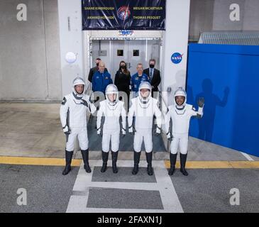 WASHINGTON, D.C., 23. April 2021 (Xinhua) -- Astronauten posieren für ein Gruppenfoto, bevor sie an Bord der Crew Dragon-Sonde im Kennedy Space Center der NASA in Cape Canaveral in Florida, USA, 23. April 2021 gehen. NASA und SpaceX starteten am frühen Freitag vier Astronauten zur Internationalen Raumstation (ISS), der dritten Mission des US-amerikanischen kommerziellen Raketenunternehmens mit Besatzung in weniger als einem Jahr. Quelle: Xinhua/Alamy Live News Stockfoto