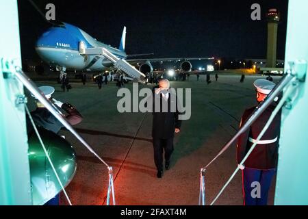 Präsident Joe Biden begrüßt, als er sich am Freitag, den 19. März 2021, auf dem Weg zum Weißen Haus auf der Joint Base Andrews, Maryland, an Bord von Marine One vorstellt. (Offizielles Foto des Weißen Hauses von Adam Schultz) Stockfoto