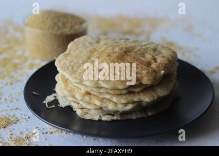 Reispfannkuchen aus Milchmehl mit Fuchsschwanz. Eine experimentelle Version eines beliebten Kerala-Tellers namens Kallapam. Aufgenommen auf weißem Hintergrund. Stockfoto