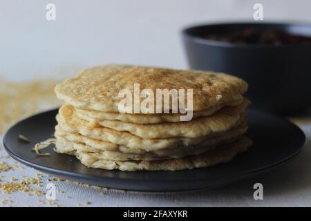 Reispfannkuchen aus Milchmehl mit Fuchsschwanz. Eine experimentelle Version eines beliebten Kerala-Tellers namens Kallapam. Aufgenommen auf weißem Hintergrund. Stockfoto