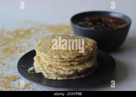 Reispfannkuchen aus Milchmehl mit Fuchsschwanz. Eine experimentelle Version eines beliebten Kerala-Tellers namens Kallapam serviert mit Chana Masala, einem Gericht hergestellt Stockfoto