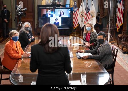 Vizepräsidentin Kamala Harris nimmt am Donnerstag, dem 18. März 2021, an einer Hörsitzung mit Arbeiterinnen im Zeremonialbüro des Vizepräsidenten im Eisenhower Exekutivbüro im Weißen Haus Teil. (Offizielles Foto des Weißen Hauses von Lawrence Jackson) Stockfoto