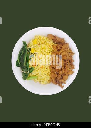 Mie ayam, mi ayam oder Bakmi ayam können ein gemeinsames indonesisches Gericht aus vorbereiteten gelben Weizennudeln sein, gekrönt mit gewürfeltem Hühnerfleisch. Stockfoto