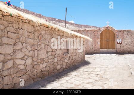 Blick auf eine Straße von Caspana, einem kleinen Dorf in der Atacama Wüste im Norden Chiles. Stockfoto