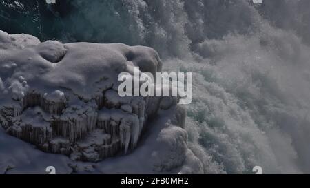 Atemberaubende Nahaufnahme der unteren Kaskade des Gullfoss Wasserfalls im Südwesten Islands, Teil des berühmten Goldenen Kreises, in der Wintersaison mit Felsen. Stockfoto