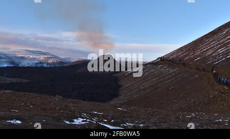 Atemberaubender Blick auf den rauchenden Vulkan im felsigen Geldingadalir-Tal in der Nähe des Fagradalsfjall-Berges, Grindavík, Halbinsel Reykjanes, im Südwesten Islands. Stockfoto