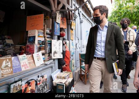 Pablo Casado Blanco, Politiker und Führer der Volkspartei, besucht die Buchstände von Cuesta de Moyano während der Feier des Sant Jordi-Tages. Stockfoto