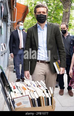 Pablo Casado Blanco, Politiker und Führer der Volkspartei, besucht die Buchstände von Cuesta de Moyano während der Feier des Sant Jordi-Tages. Stockfoto