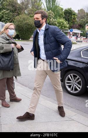 Pablo Casado Blanco, Politiker und Führer der Volkspartei, kommt während der Feier des Sant Jordi-Tages an den Bücherständen der Cuesta de Moyano an. Stockfoto