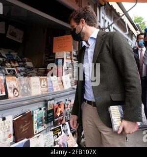 Pablo Casado Blanco, Politiker und Führer der Volkspartei, besucht die Buchstände von Cuesta de Moyano während der Feier des Sant Jordi-Tages. Stockfoto