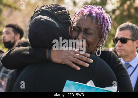 Minneapolis, Usa. April 2021. Die Großmutter von Daunte Wright wird während seiner Beerdigung auf dem Lakewood-Friedhof am 22. April 2021 in Minneapolis, Minnesota, getröstet. Foto: Chris Tuite/ImageSPACE Kredit: Imagespace/Alamy Live News Stockfoto