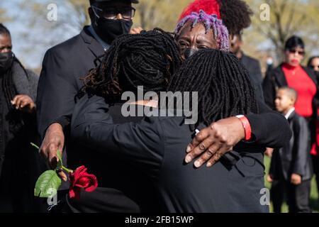 Minneapolis, Usa. April 2021. Die Großmutter von Daunte Wright wird während seiner Beerdigung auf dem Lakewood-Friedhof am 22. April 2021 in Minneapolis, Minnesota, getröstet. Foto: Chris Tuite/ImageSPACE Kredit: Imagespace/Alamy Live News Stockfoto