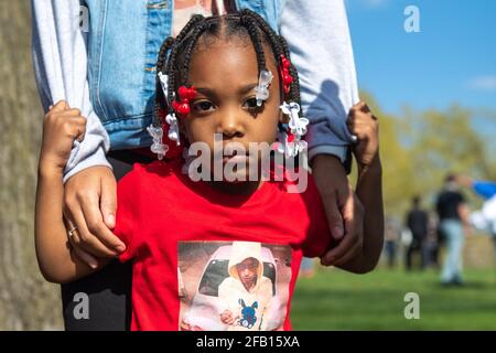 Minneapolis, Usa. April 2021. Ein Mädchen besucht Daunte Wrights Begräbnis auf dem Lakewood-Friedhof am 22. April 2021 in Minneapolis, Minnesota. Foto: Chris Tuite/ImageSPACE Kredit: Imagespace/Alamy Live News Stockfoto