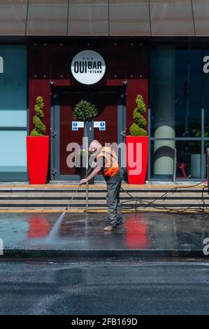 Glasgow, Schottland, Großbritannien. April 2021. Die Säuberung beginnt vor der OUI-Bar und -Küche, um sich auf die Aufhebung der Beschränkungen des Coronavirus am 26. April vorzubereiten, die es Cafés, Pubs und Restaurants in ganz Schottland ermöglichen werden. Kredit: Skully/Alamy Live Nachrichten Stockfoto