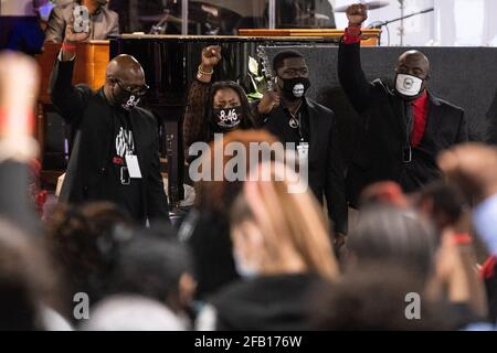 Minneapolis, Usa. April 2021. Mitglieder der Familie von George Floyd (von links), Philonise Floyd, Keeta Floyd, Brandon Williams und Rodney Floyd, nehmen am 22. April 2021 in Minneapolis, Minnesota, an der Beerdigung von Daunte Wright im New Shiloh Tempel Teil. Foto: Chris Tuite/ImageSPACE Kredit: Imagespace/Alamy Live News Stockfoto