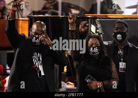 Minneapolis, Usa. April 2021. Mitglieder der Familie von George Floyd (von links), Philonise Floyd, Keeta Floyd und Brandon Williams, besuchen die Beerdigung von Daunte Wright im New Shiloh Tempel am 22. April 2021 in Minneapolis, Minnesota. Foto: Chris Tuite/ImageSPACE Kredit: Imagespace/Alamy Live News Stockfoto