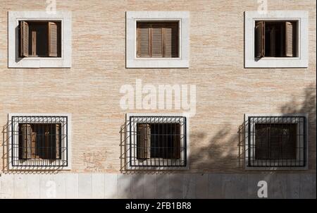 Vintage-Fenster mit Eisengitter an einer Ziegelwand. Valencia, Spanien Stockfoto