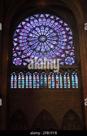 Kathedrale Notre-Dame de Paris Buntglasfenster vor dem Feuer, Frankreich (2008) Stockfoto