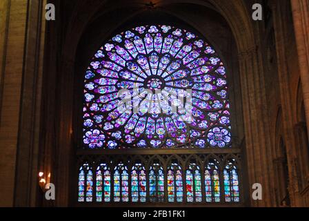 Kathedrale Notre-Dame de Paris Buntglasfenster vor dem Feuer, Frankreich (2008) Stockfoto