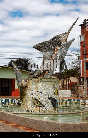 Marlin-Brunnen, die Quelle des Lebens, Künstler David Basantes, Mosaik, große Billfish-Statue; öffentliche Kunst, Südamerika, Puerto Baquerizo Moreno, San Cri Stockfoto