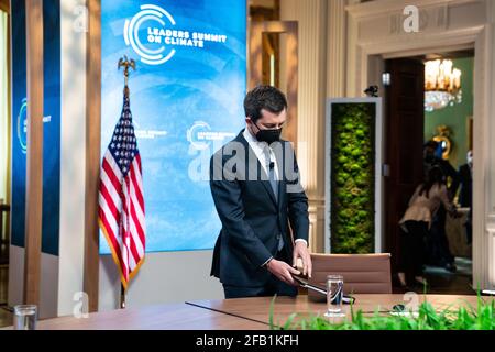 Washington, Vereinigte Staaten Von Amerika. April 2021. Der US-Verkehrsminister Pete Buttigieg kommt am 23. April 2021 in Washington DC zum virtuellen Gipfeltreffen der Staats- und Regierungschefs zum Thema Klima in den Ostraum des Weißen Hauses. Kredit: Anna Moneymaker/Pool via CNP, weltweite Nutzung Kredit: dpa/Alamy Live News Stockfoto