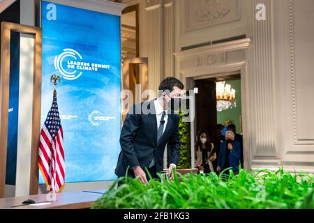 Washington, Vereinigte Staaten Von Amerika. April 2021. Der US-Verkehrsminister Pete Buttigieg kommt am 23. April 2021 in Washington DC zum virtuellen Gipfeltreffen der Staats- und Regierungschefs zum Thema Klima in den Ostraum des Weißen Hauses. Kredit: Anna Moneymaker/Pool via CNP, weltweite Nutzung Kredit: dpa/Alamy Live News Stockfoto