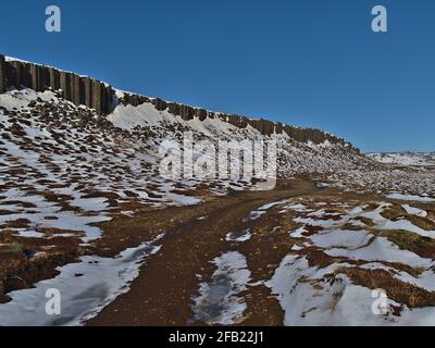 Schöner Blick auf die vulkanischen Basaltkolumnen von Gerðuberg (auch Gerduberg) auf der Halbinsel Snæfellsnes im Westen Islands an sonnigen Wintertagen. Stockfoto