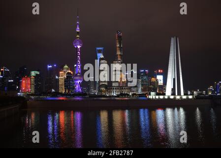 Shanghai, China - 18. November 2017: Das Denkmal für die Helden des Volkes aus dem Bund mit der Skyline von Pudong im Hintergrund, gegenüber dem Hu Stockfoto