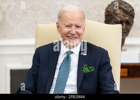 Präsident Joe Biden nimmt am Mittwoch, den 17. März 2021, an einem virtuellen bilateralen Treffen mit dem irischen Premierminister (Taoiseach) Micheál Martin im Oval Office des Weißen Hauses Teil. (Offizielles Foto des Weißen Hauses von Adam Schultz) Stockfoto