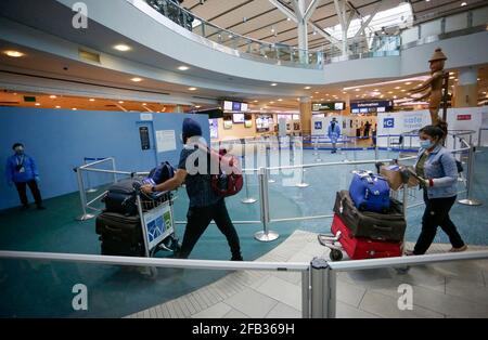 Richmond, Kanada. April 2021. Passagiere aus Indien werden am 23. April 2021 in der Ankunftshalle des Vancouver International Airport in Richmond, British Columbia, Kanada, gesehen. Kanada kündigte am Donnerstag ein 30-tägiges Verbot aller Flüge von Indien und Pakistan an, da die COVID-19-Fälle in den beiden Ländern weiter ansteigenden. Quelle: Liang Sen/Xinhua/Alamy Live News Stockfoto