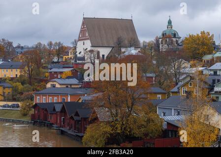 Mittelalterliche lutherische Kathedrale (Porvoon tuomiokirkko) im Stadtbild am bewölkten Oktobertag. Porvoo, Finnland Stockfoto