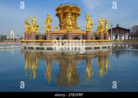 MOSKAU, RUSSLAND - 14. APRIL 2021: Der nicht funktionierende Brunnen der "Freundschaft der Völker" mit einer Reflexion des sonnigen Apriltages. All-Russia Exhibition Stockfoto