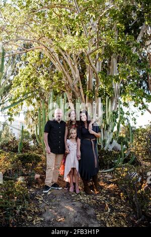 Familie für das Stehen in Desert Garden in San Diego Stockfoto