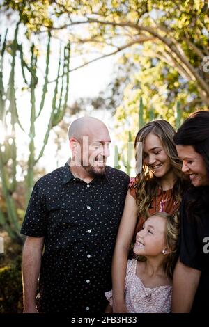 Familie für das Stehen in Desert Garden in San Diego Stockfoto