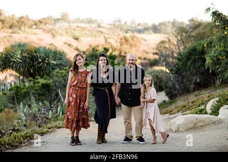 Vierköpfige Familie in Desert Garden in San Diego Stockfoto