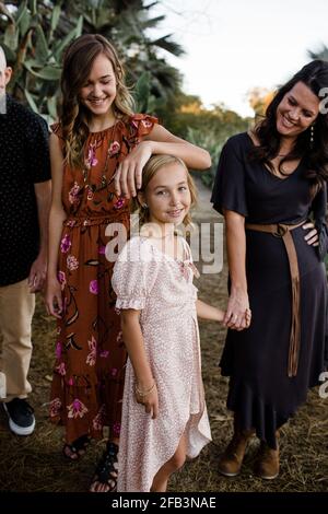 Vierköpfige Familie posiert in Desert Garden in San Diego Stockfoto