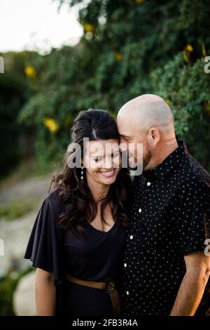 Ehemann und Ehefrau kuscheln im Garten in San Diego Stockfoto