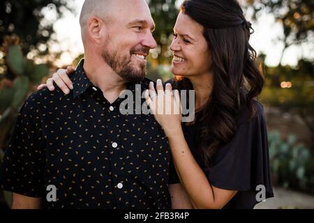 Ehemann und Ehefrau posieren vor dem Kaktus in San Diego Stockfoto