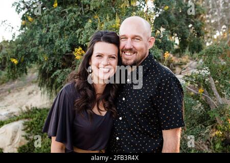 Ehemann und Ehefrau posieren für Kamera im Garten in San Diego Stockfoto