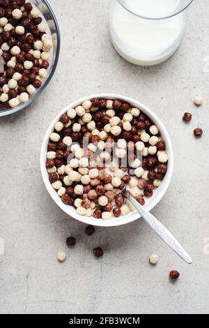 Eine Schüssel Müsli, Schokoladenkugeln und Milch zum Frühstück. Stockfoto