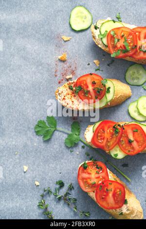 Flache Laie und negativer Platz für hausgemachte vegetarische Sandwich-Creme Käse Butter Knoblauch Brot Ciabatta Baguette Stockfoto