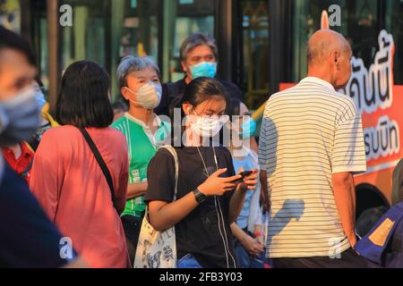 Bangkok - Thailand, 29. Feb 2020: Menschen mit medizinischen Masken verhindern Staub und Keime. Am Abend gab es Sonnenschein Stockfoto